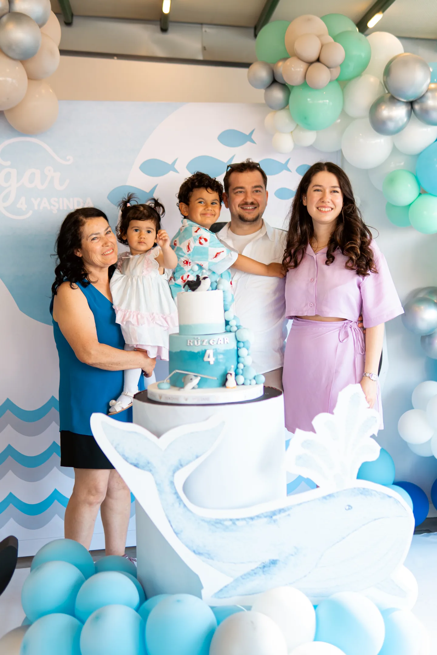Moin’de aile doğum günü kutlaması