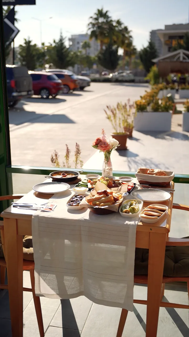 Moin’de açık havada hazırlanmış aile kahvaltı masası