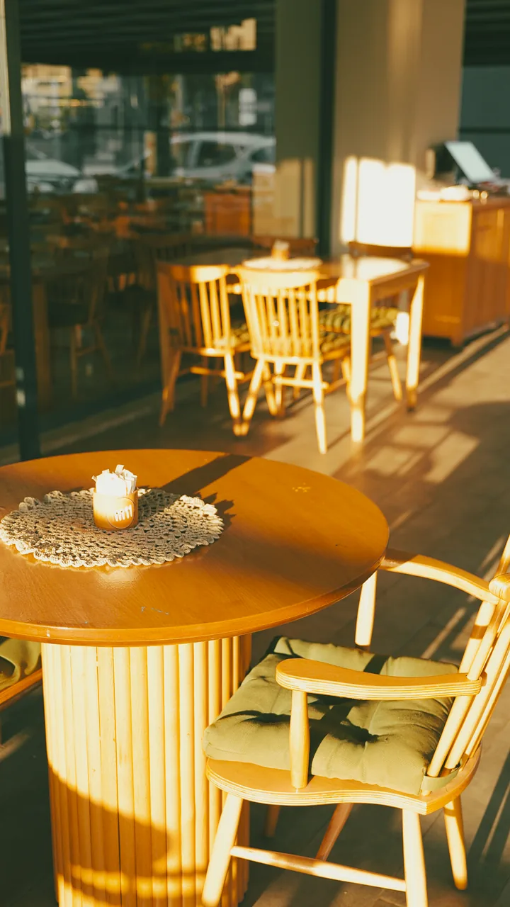 Moin Cafe’nin gün ışığı alan masa ve oturma alanı