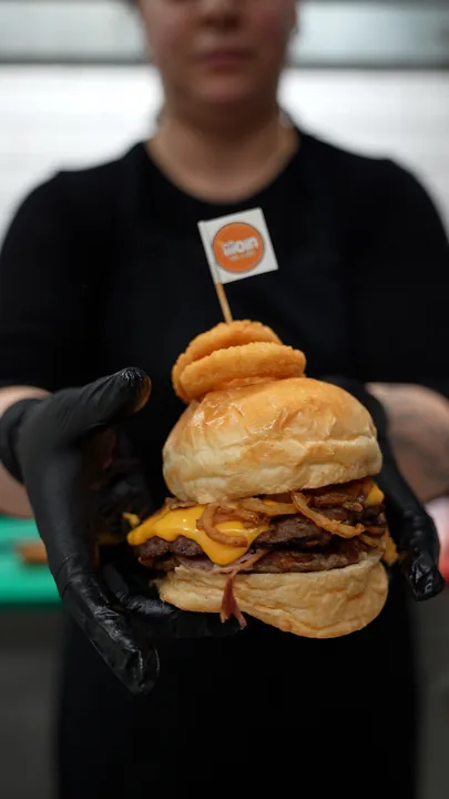 Moin imzalı soğan halkalı burger